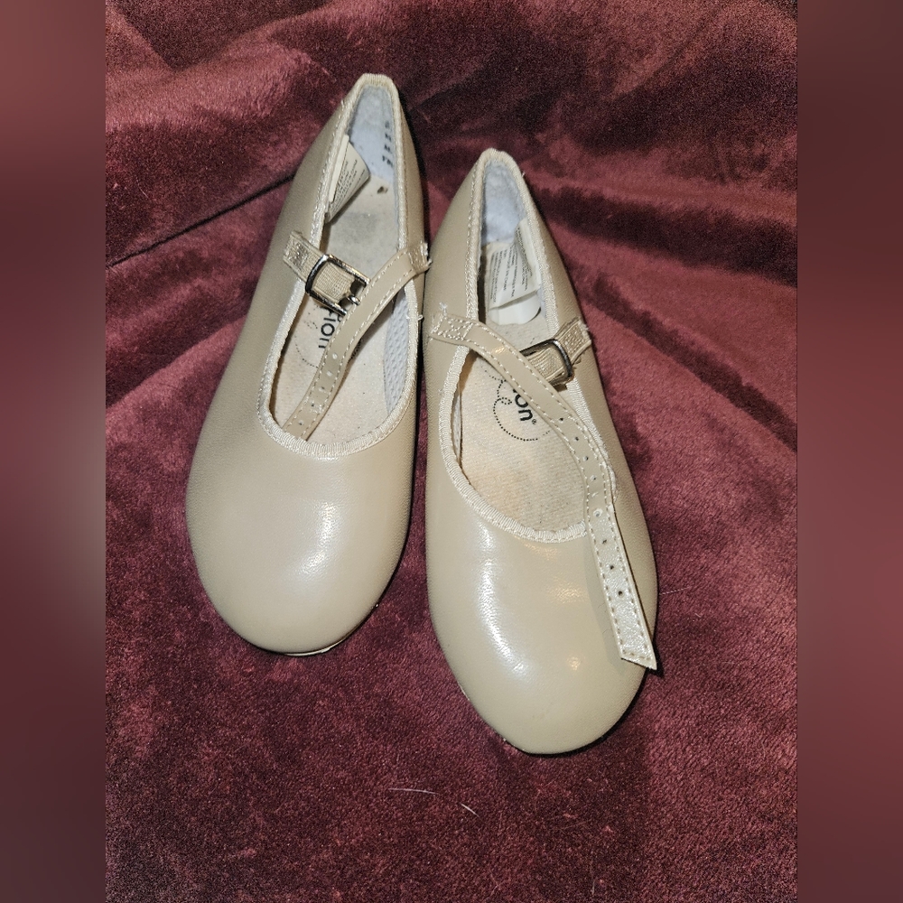 Revolution Dance Tap shoes. Youth size 13. Nide color.
